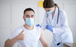 Wirusolog: Szczepienie przeciw COVID-19 nie powoduje bezpłodności u mężczyzn