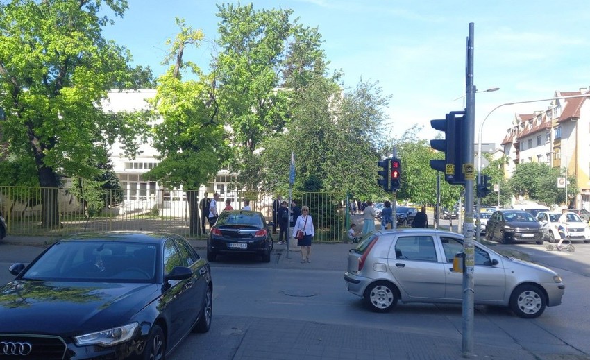 Ispred Osnovne škole "Petefi Šandor" jutros direktor i nastavno osoblje, kao i jedan pripadnik policije