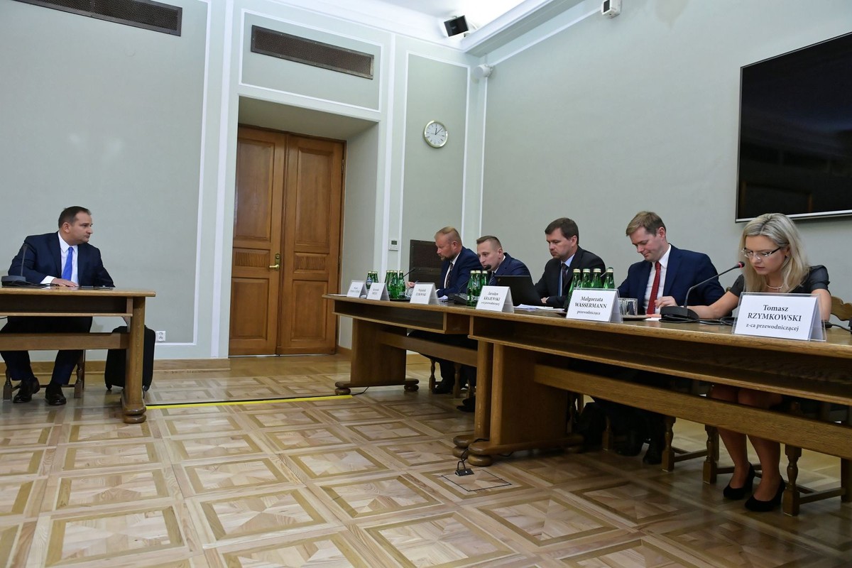 Pierwotnie przesłuchanie Arabskiego miało mieć miejsce na początku czerwca, ale do komisji wpłynął wówczas wniosek pełnomocnika Arabskiego usprawiedliwiający jego nieobecność ze względów zawodowych.