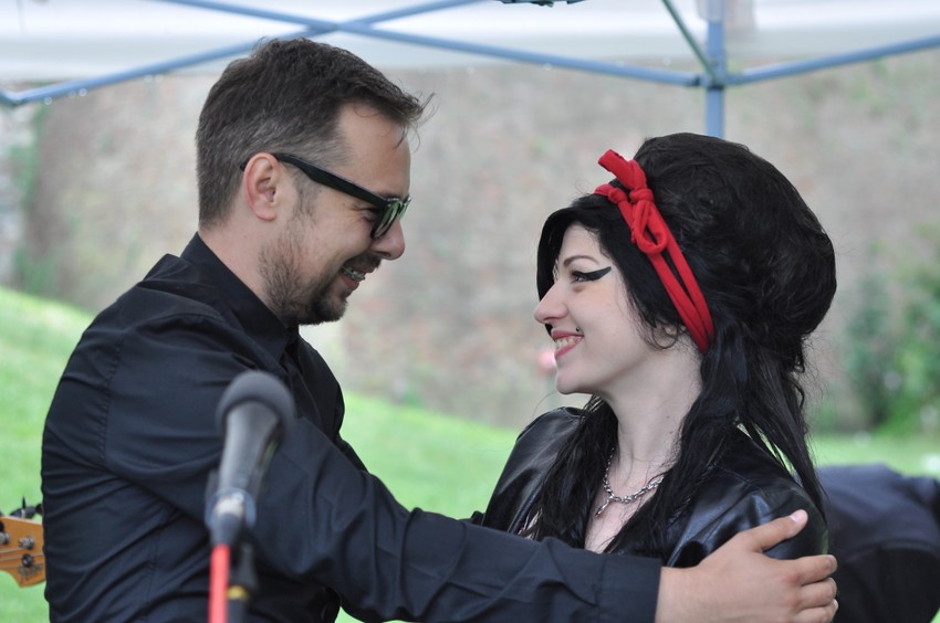 Reditelj predstave Vojislav Arsić sa pevačicom tribjut benda „Amy's House“