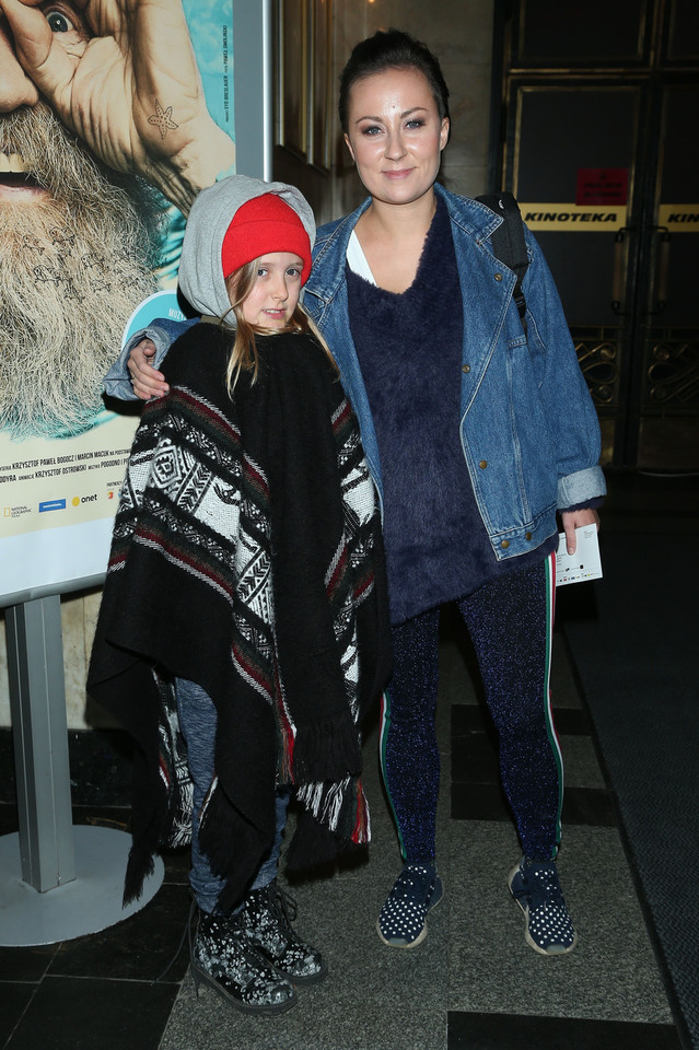 Paulina Przybysz z córką Matyldą na premierze filmu "Happy Olo"