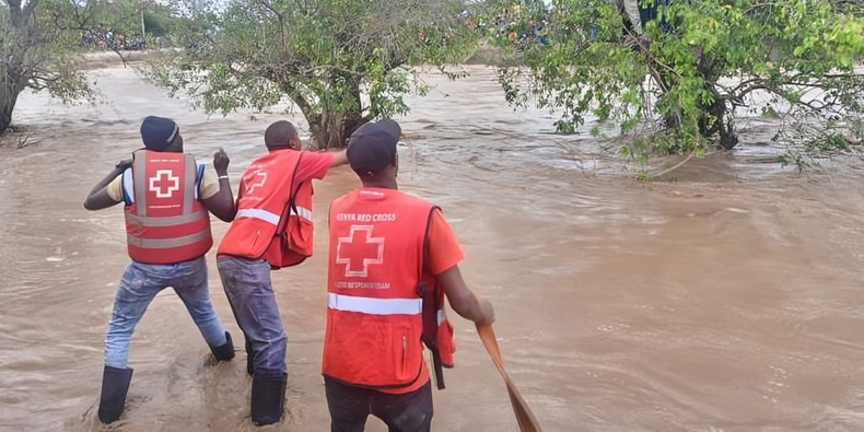 Kenya Red Cross Rescue Team in action, rescuing Sultan Hamud residents swept away by floods on April 26, 2024. [Courtesy]