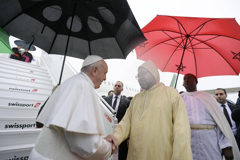 Powitanie na lotnisku Rabat-Sale - na papieża oczekiwał król Mohammed VI