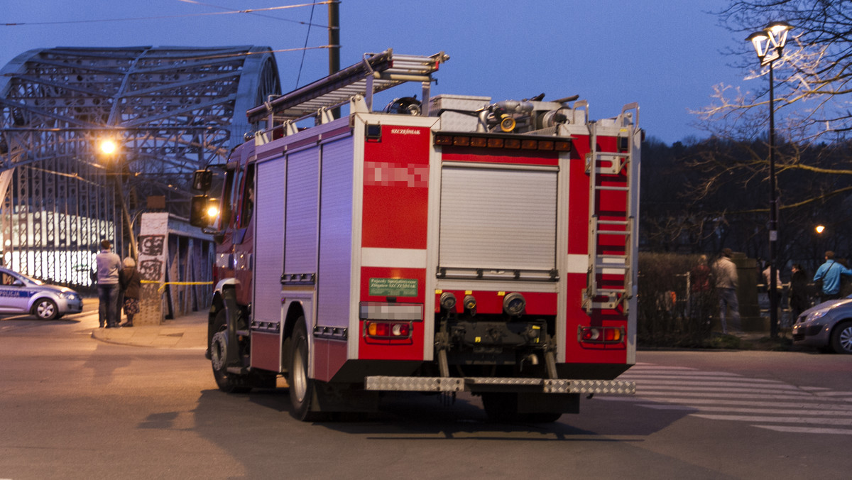 W fabryce tekstylnej przy ulicy ks. Brzóski tuż po godzinie 10 wybuchł pożar. Z hali trzeba było ewakuować 40 osób. Na miejscu z ogniem walczy dziewięć zastępów straży.