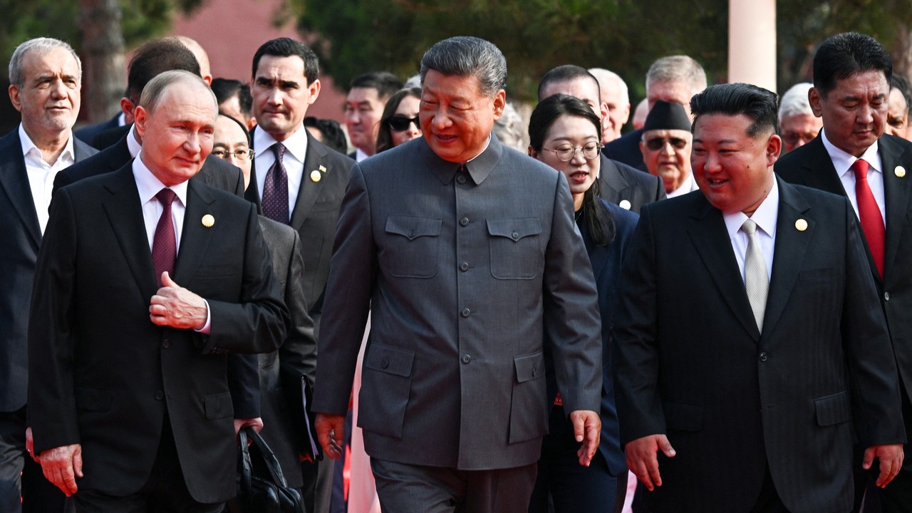 "Front przeciwko wolności". Chiny idą na całość i prężą muskuły. "Prowadzić wojny i je wygrywać"