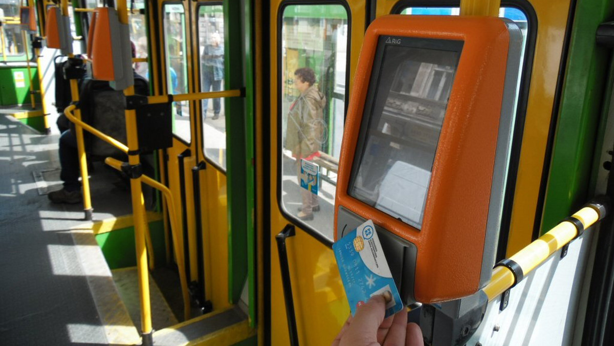 Mija rok od wprowadzenia Peki, czyli Poznańskiej Elektronicznej Karty Aglomeracyjnej. Do tej pory złożono ponad 372 tys. wniosków o wydanie karty. 72 proc. poznaniaków dobrze ocenia system. Z okazji pierwszych urodzin w przyszłym tygodniu pasażerowie otrzymają upominki, szczęśliwcy otrzymają darmową kartę PEKA na okaziciela.