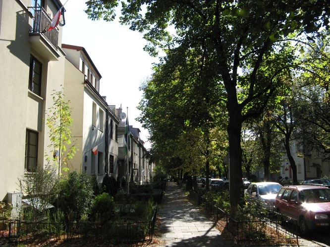 Wysokie ceny osiągają także np. przedwojenne domy na stołecznym osiedlu między ulicami Czarnieckiego i Kalinowską (Żoliborz Oficerski) czy np. przy ulicy Płatniczej na warszawskich Bielanach. 'Atutami Żoliborza Oficerskiego są - cisza, zieleń i stosunkowo mała odległość od centrum' - wylicza Przemysław Pączek, doradca Home Broker. Na zdjęciu Żoliborz Oficerski w Warszawie, ulica Czarnieckiego, autor: Kakarakak, źródło: warszawa.wikia.com