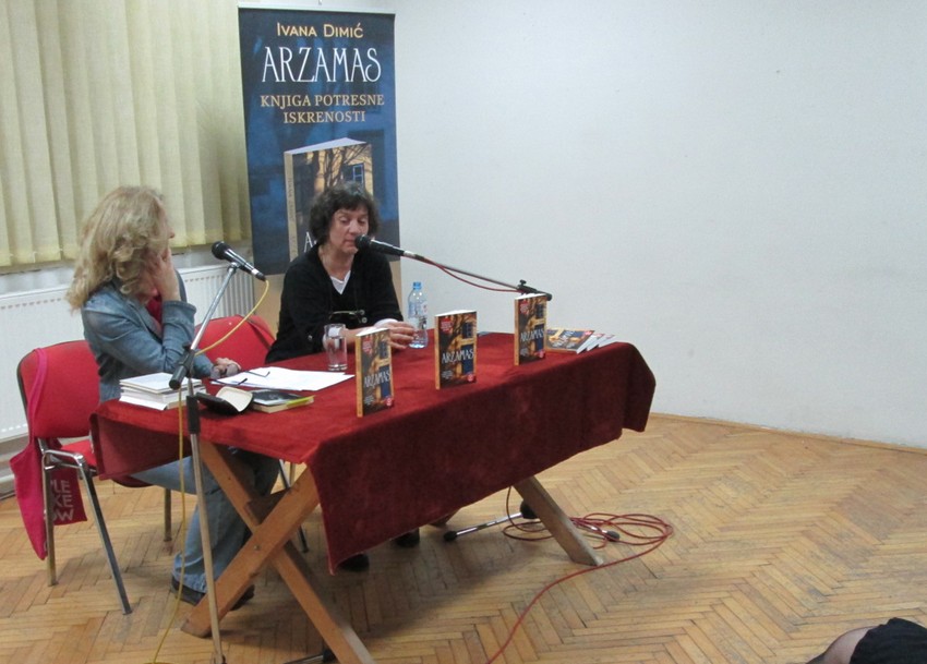 Ivana Dimić na promociji svog romana