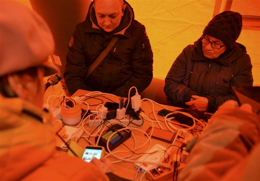 Šatori sa strujom, grejanjem, hranom i internetom u Hersonu