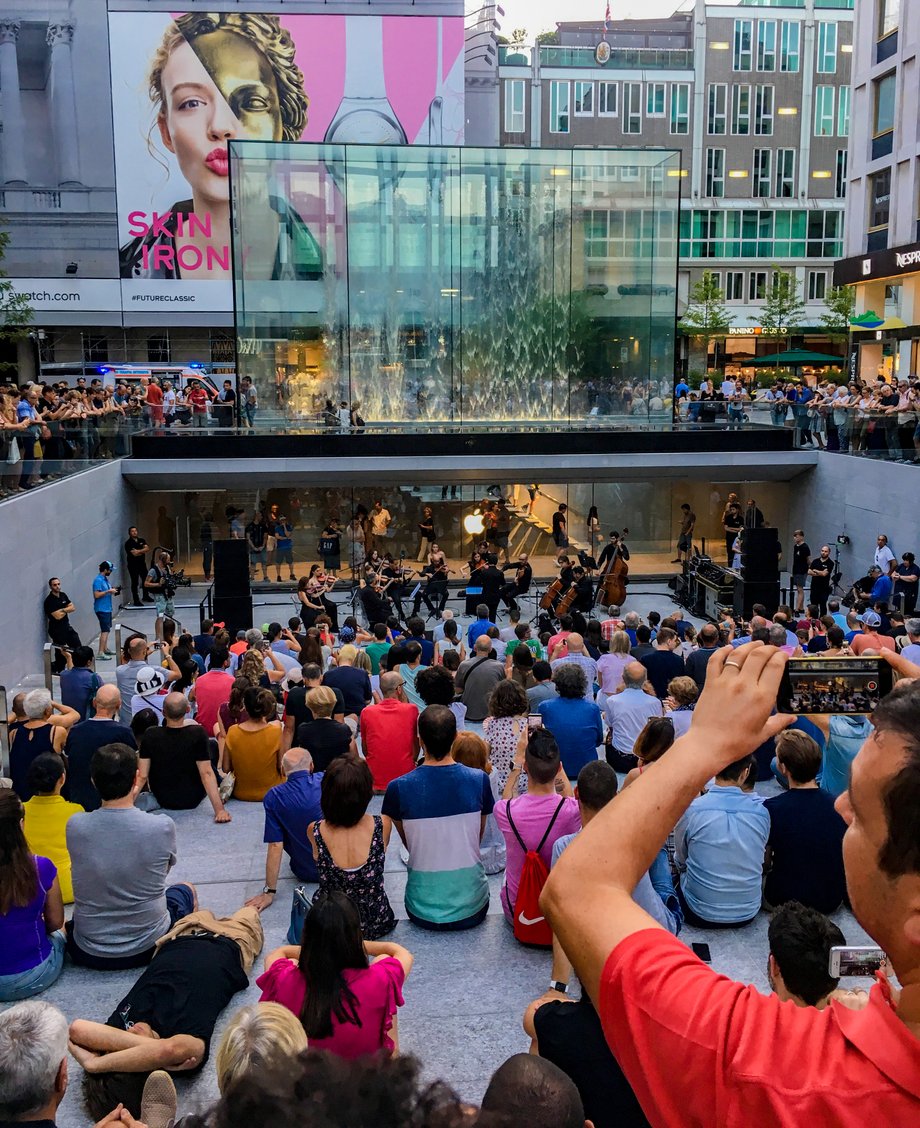 Apple Piazza Liberty to nie tylko sklep. Na placu stworzono miejsce przeznaczone na organizację otwartych dla publiczności eventów.