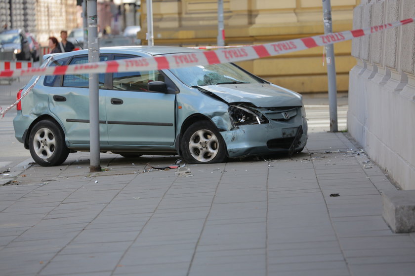 Honda wjechała na chodnik