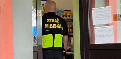 Strażnicy miejscy przyłapani na gorącym uczynku. Jak im nie wstyd?