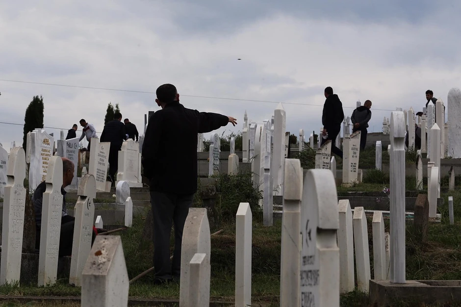 Malo ljudi na grobljima