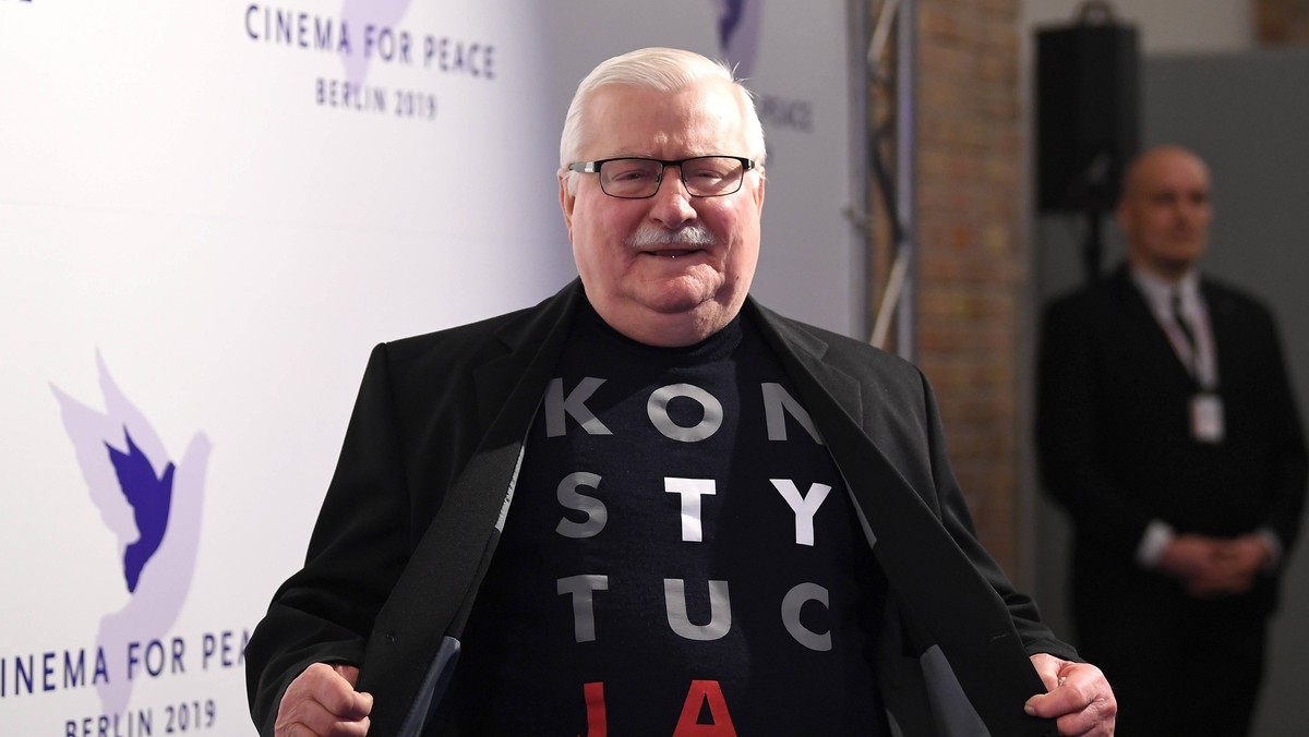 Lech Wałęsa z wnukiem w koszulkach z napisem "Konstytucja"