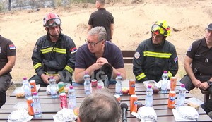Vučić sa vatrogascima