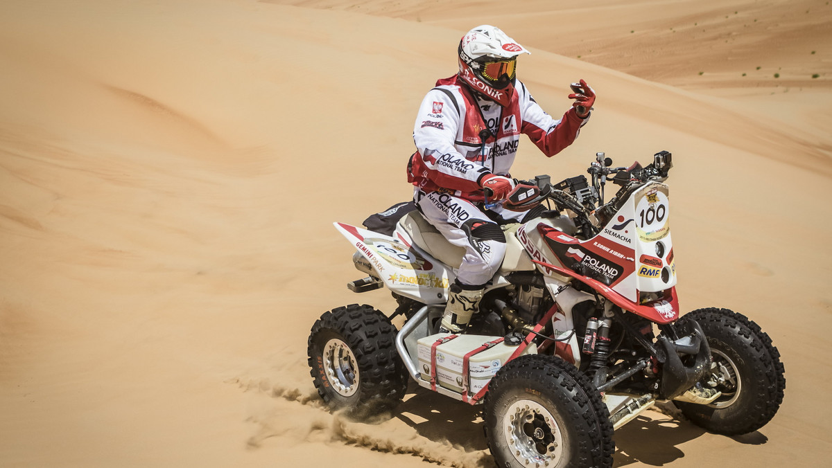 Przed startem pierwszego etapu Abu Dhabi Desert Challenge Rafał Sonik zapowiadał spokojną, uważną jazdę, ale nie mógł spodziewać się, że przez niemal cały odcinek specjalny będzie walczył z awariami oraz potężnym bólem głowy. Mimo problemów uzyskał drugi czas i był szczęśliwy, że udało mu się dotrzeć do mety.