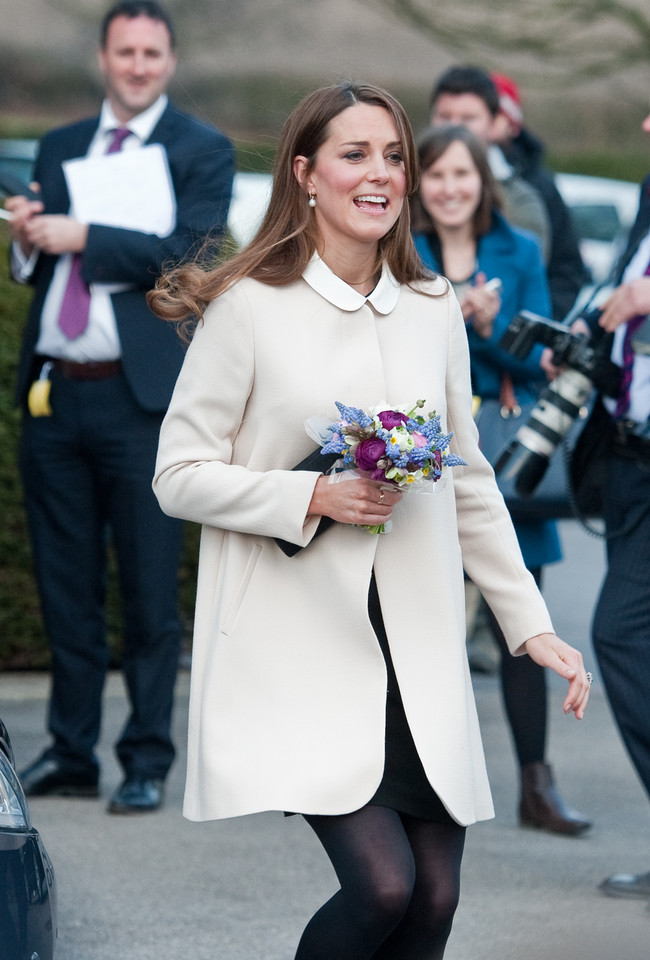 Kate Middleton i Suri mają podobne stylizacje