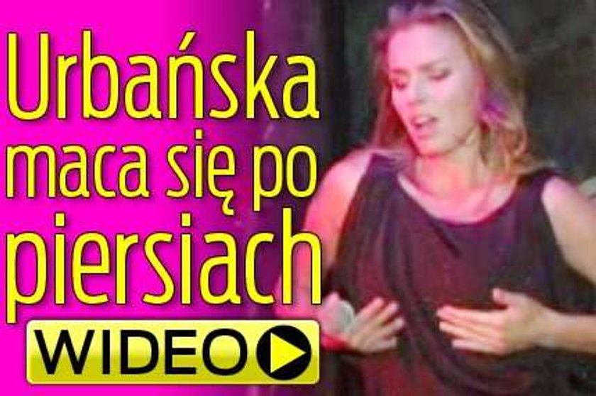 Urbańska maca się po piersiach. Wideo