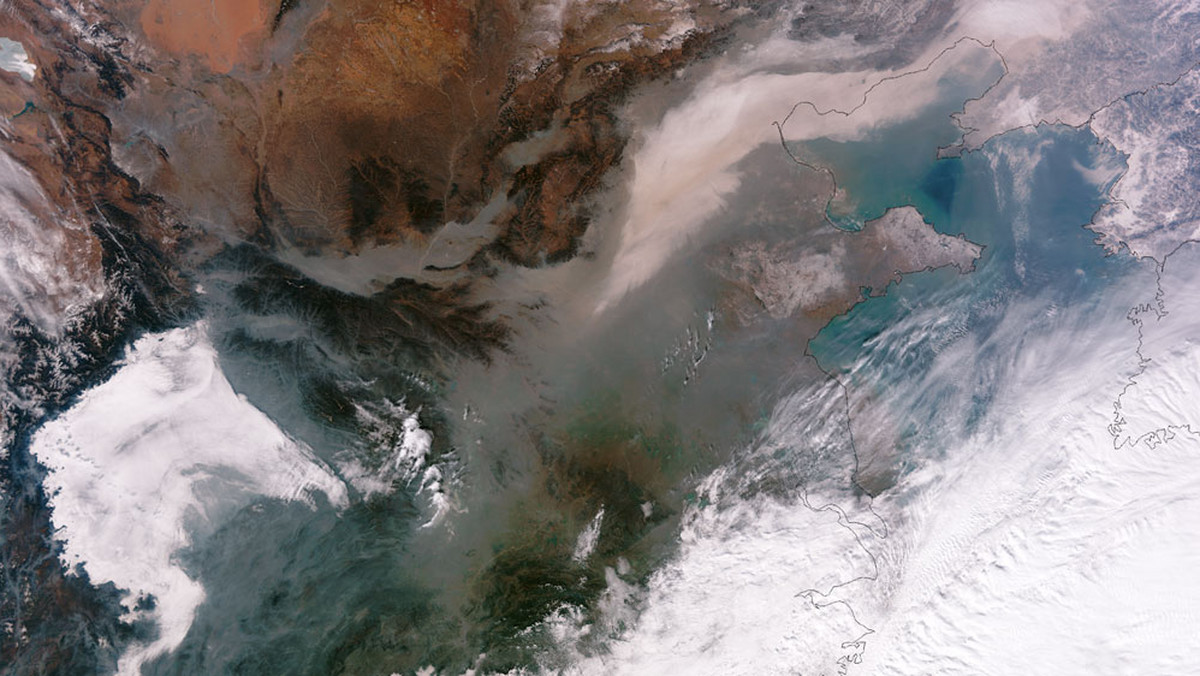 Satelita NASA/NOAA Suomi NPP wykonał 13 stycznia zdjęcie wschodnich Chin. Wspaniale dokumentuje ono gigantyczny smog spowijający "Państwo Środka".