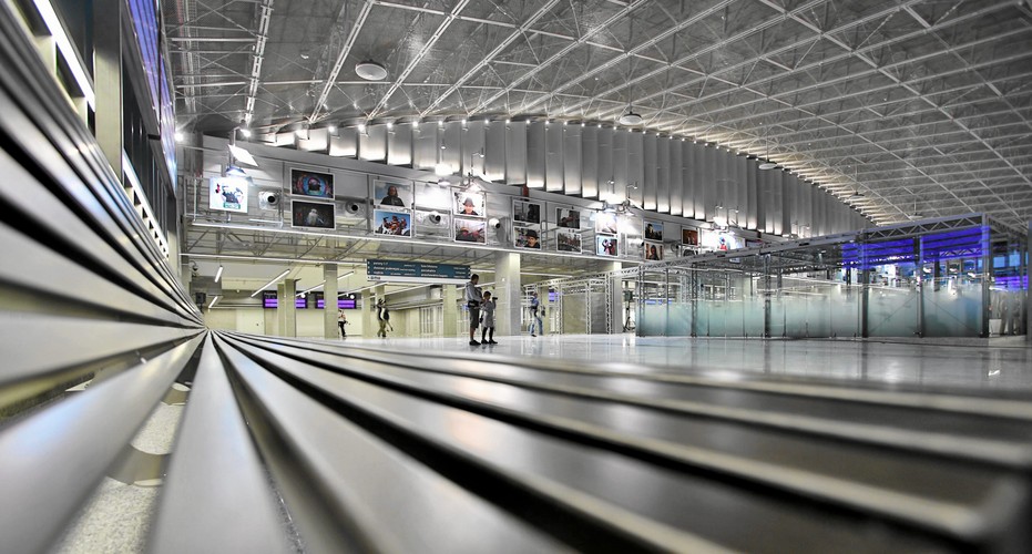 Modernizacja polskich dworców. Inwestor: PKP PLK. Coś, co jeszcze kilka lat temu wydawało się nieosiągalne: polskie dworce powoli zaczęły zmieniać swoje oblicze, a w wielu przypadkach z najbardziej zapuszczonego miejsca w mieście stały się jednym z najjaśniejszych jego punktów, jak np. Dworzec Główny we Wrocławiu, Poznań Główny lub, widoczna na zdjęciu, Warszawa Wschodnia. Do prawdziwych perełek zaliczyć można również np. Dworzec w Przemyślu. Dobrze wyglądające dworce polskich miast to prawdziwy wyłom, nie tylko w przestrzeni, ale także w świadomości Polaków.