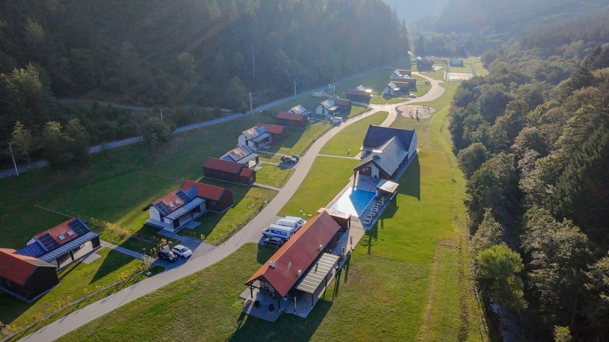 Un resort din Harghita lansează o ofertă pentru cei care muncesc de la distanță. Cât costă să te muți și să lucrezi o lună de la munte
