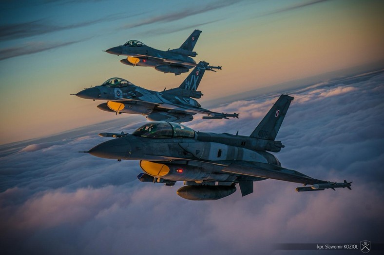 Trzy polskie samoloty F-16. Polska posiada łącznie 48 maszyn tego typu. Samoloty stanowią obecnie kręgosłup polskich Sił Powietrznych.