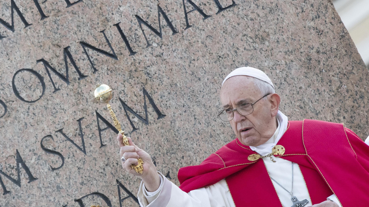 <strong>Papież Franciszek odwiedził w poniedziałek swego emerytowanego poprzednika Benedykta XVI, który skończy 92 lata. Watykan poinformował, że Franciszek złożył mu życzenia urodzinowe oraz świąteczne.</strong>