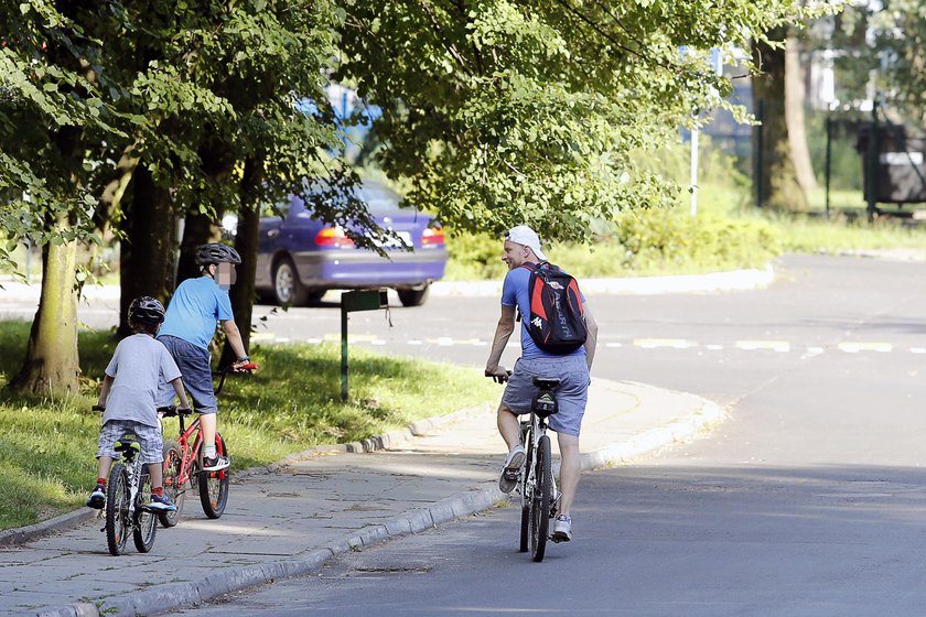 Piotr Kupicha z synami na rowerach