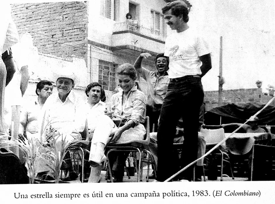 Pablo Eskobar u drugom redu i njegova ljubavnica Virhinija Valjeho u prvom. Nema puno fotografija na kojima su zajedno, koliko zbog posla kojim se on bavio toliko i zbog činjenice da je bio “srećno oženjen”.