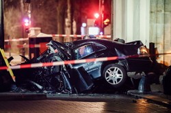 Mercedes z Polski uderzył w Bramę Brandenburską. Wiadomo, kim był kierowca
