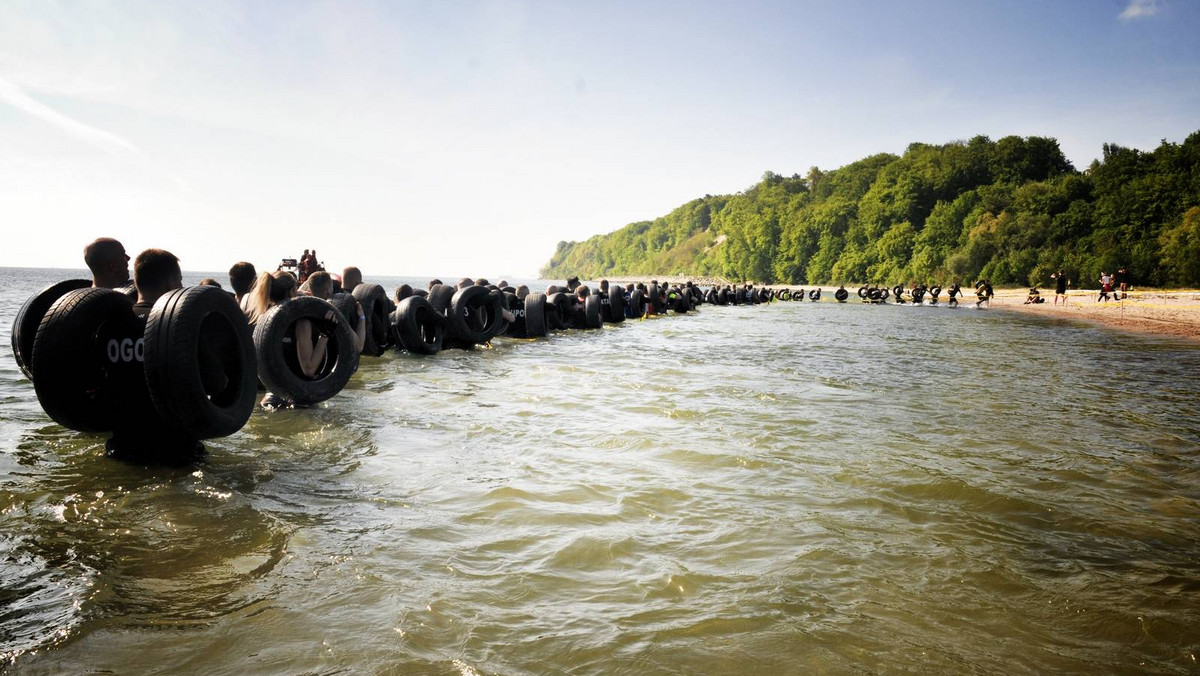 Piękna pogoda, piaszczysta plaża, szum morza i…. ekstremalny Runmageddon. W takich okolicznościach przyrody 2500 zawodników na gdyńskich plażach w weekend rywalizowało na kolejnej edycji najbardziej ekstremalnego cyklu biegów przeszkodowych w Polsce.