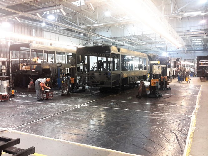 W tej hali autobusy otrzymują podłogę, aluminiowe panele boczne oraz izolację. Na samym końcu następuje montaż osi.