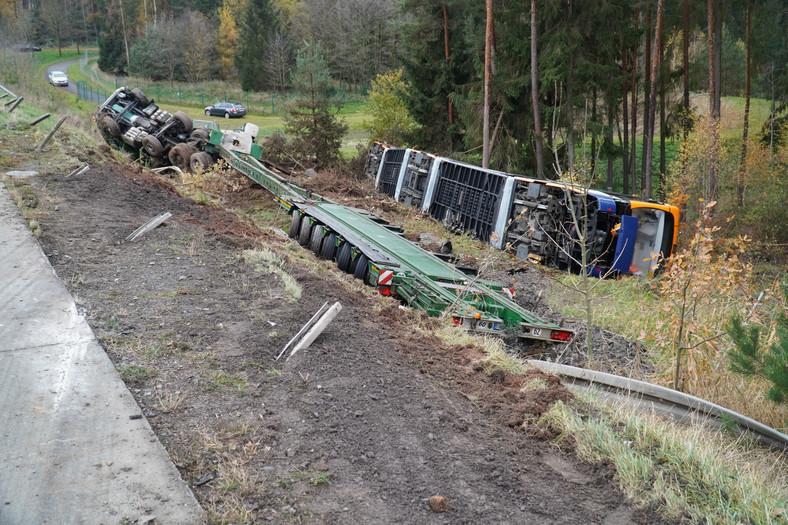 Ciężarówka przewożąca 30-metrowy tramwaj miała wypadek w Niemczech