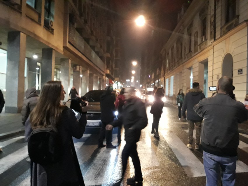 Učesnici protesta sami regulišu saobraćaj u ulicama kojima se kreću