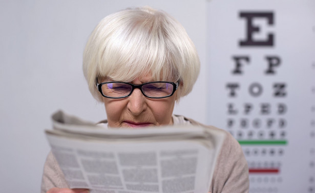 Starsza kobieta ma słaby wzrok