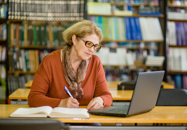 Co wybrać: wcześniejszą emeryturę dla nauczycieli czy świadczenie kompensacyjne?