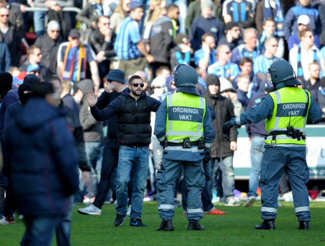 Kibic zmarł po bijatyce na ulicy. Mecz został przerwany