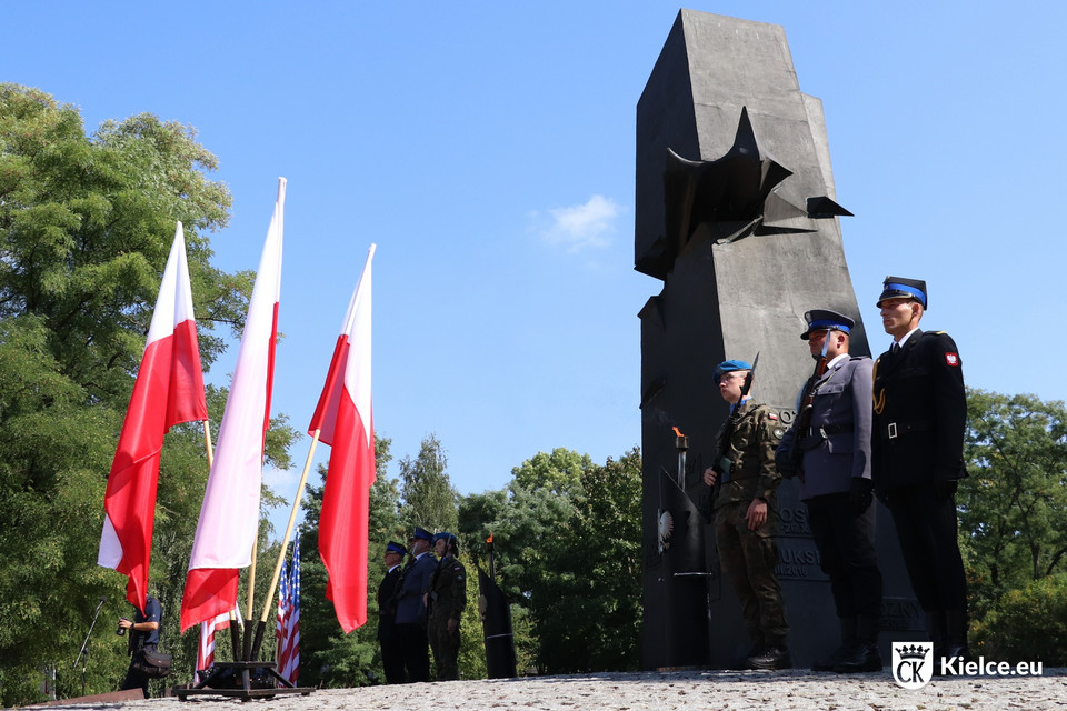 Uroczystości przed pomnikiem Homo Homini w Kielcach