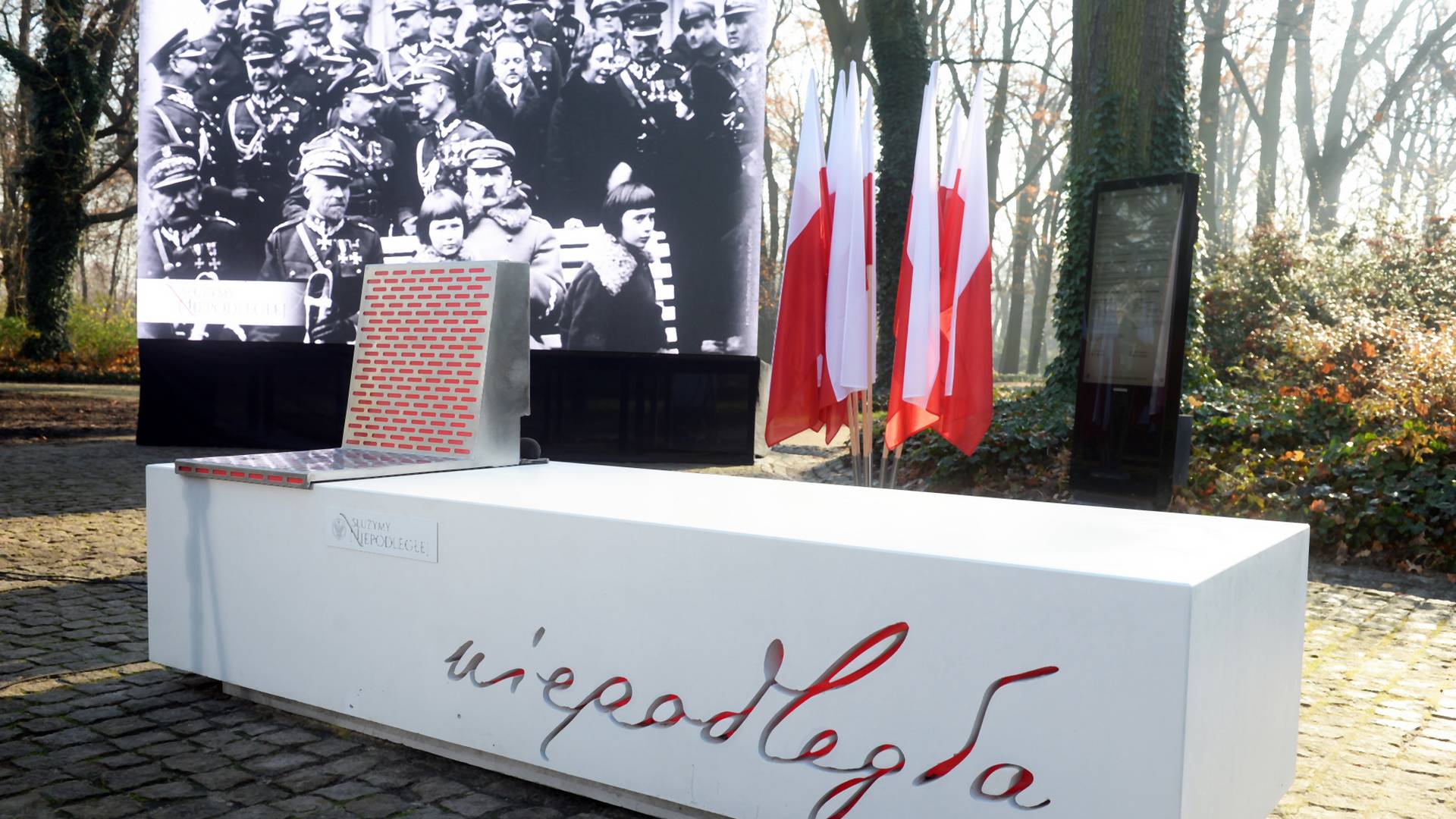 MON stawia „Ławki Niepodległości” na 100-lecie Polski. Są kompletnie nieprzysiadalne