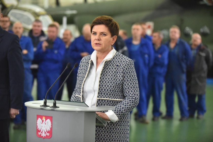 Premier Beata Szydło w Wojskowych Zakładach Lotniczych w Łodzi: helikoptery Black Hawk serwisowane w WZL1