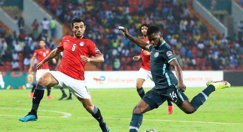 Egypt defender Ahmed Hegazy (L) attempts to block a shot by Nigeria forward  Kelechi Iheanacho during an Africa Cup of Nations Group D match in Garoua on Tuesday. Creator: Daniel BELOUMOU OLOMO