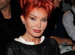 Rozżalona Ewa Minge: Internauci plują po mojej twarzy