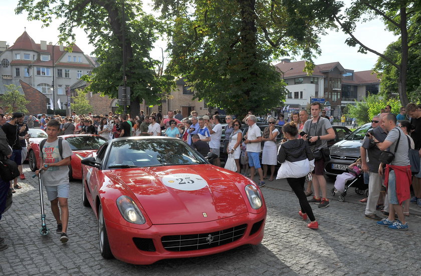 Ferrari Corsa Baltica w Sopocie. Były 34 luksusowe auta spod znaku wierzgającego konia, ale i piękne kobiety