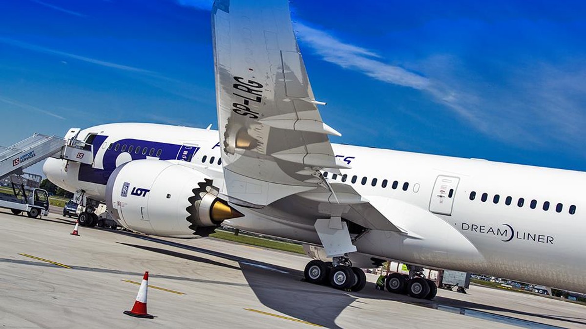 Nowy Dreamliner LOT na płycie Lotniska Chopina. Fot. Dariusz Kłosiński