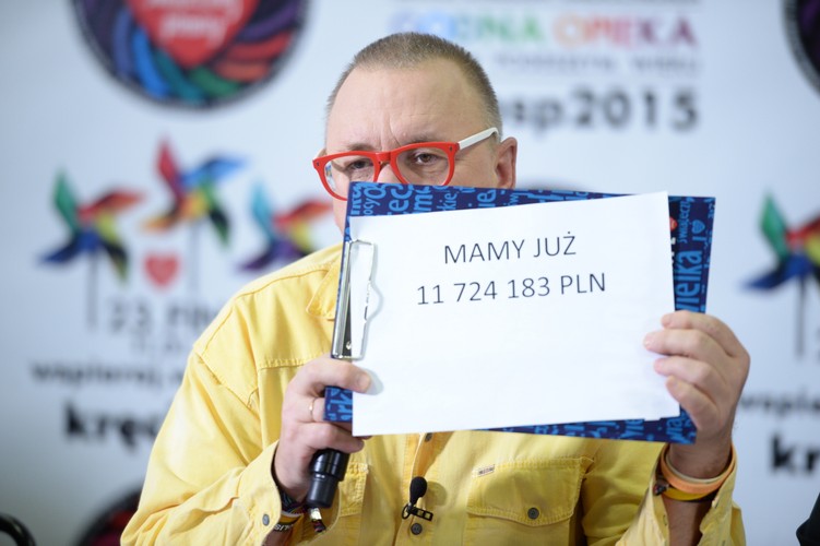 Szef Fundacji Wielkiej Orkiestry Świątecznej Pomocy, główny pomysłodawca i realizator corocznego Finału WOŚP Jurek Owsiak na konferencji prasowej pokazujący pierwsze wyniki 23. Finału WOŚP