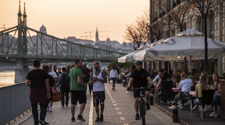 Meghosszabbodnak a védelmi intézkedések, de a teraszok már készülhetnek a nyitásra /Fotó: MTI/Mónus Márton