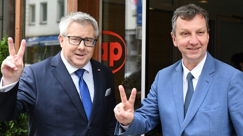 Ryszard Czarnecki (L) oraz Andrzej Halicki (P) przed debatą na tematy europejskie w 2019 r.