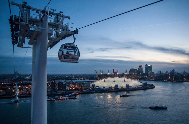 Na mapach linii transportu publicznego w Londynie znajduje się też... kolejka linowa. Sfinansowana przez Emirates Air Line kolejka (o tej samej nazwie) została wybudowana z okazji XXX Letnich Igrzysk Olimpijskich w Londynie. Zamontowana 90 m nad Tamizą linia ma długość 1 kilometra i łączy wybrzeże North Greenwich ii Royal Docks. W ciągu godziny może przewieźć do 2 500 pasażerów.(c) Transport for London via Flickr.com