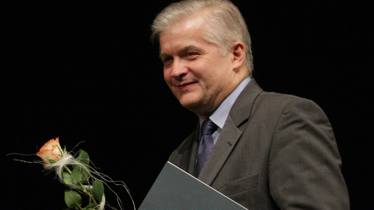 - Prezydent Lech Kaczyński powinien wziąć udział w obchodach 65. rocznicy zwycięstwa nad hitlerowskimi Niemcami w Moskwie - powiedział w RMF FM  Włodzimierz Cimoszewicz.