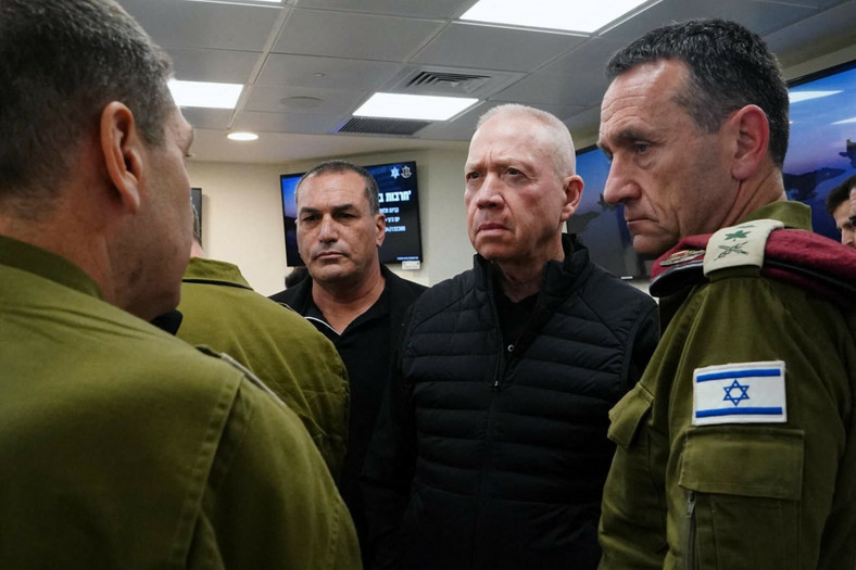 Minister obrony Izraela Joaw Gallant na posiedzeniu izraelskiego gabinetu wojennego zwołanym w celu omówienia ataku dronów przeprowadzonego przez Iran, 14 kwietnia 2024 r.